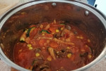 Koperkowe kluski z mięsem wieprzowym w sosie cebulowo - pomidorowym