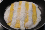Omlet  jajeczny z boczkiem, pomidorem i serem żółtym