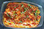 Zapiekanka pomidorowa-dyniowa z kiełbaskami i ziemniakami