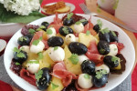 Salatka z szynką Szwarcwaldzką , winogronem i ananasem