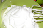 Delikatny jogurtowy sernik bez spodu z truskawkami