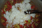Orientalny ryż z warzywami, czarnymi oliwkami i serem mozzarella
