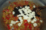 Orientalny ryż z warzywami, czarnymi oliwkami i serem mozzarella