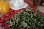 Kolorowa sałatka śnidaniowa z sosem czosnkowo - ziołowym