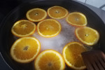 Tort pomarańczowy w koszyczku biszkoptowym