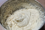 Wilgotne ciasto biszkoptowe z kremem , konfiturą i galaretką