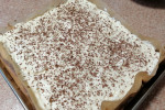 Wilgotne ciasto biszkoptowe z kremem , konfiturą i galaretką