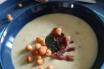 Zupa krem z ziemniaków, boczkiem i groszkiem ptysiowym