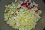 Lekka sałatka ziołowa z jajkiem, żółtym serem i prażonym słonecznikiem