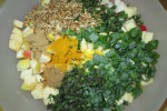 Lekka sałatka ziołowa z jajkiem, żółtym serem i prażonym słonecznikiem