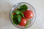 Kiszone pomidory w  zalewie bazyliowej z koprem i ziarnami pieprzu