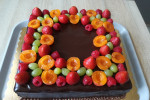 Tort kwadratowy z owocami
