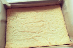 Ciasto biszkoptowe z kremem serowym dwukolorowym