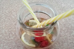 Herbaciana lemoniada z cytryną miętą i mrożonymi owocami
