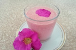 Truskawki z różą i jogurtem naturalnym