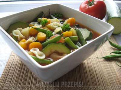Zupa jarzynowa z fasolką i cukinią, czyli włoska minestrone