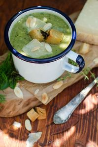 Kremowa zupa z bobu i rukoli