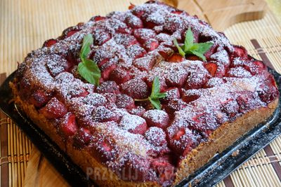 Amarantusowo-drożdżowe ciasto daktylowe na mące pełnoziarnistej z truskawkami