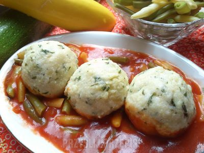 pulpeciki z kaszy jaglanej w pomidorowo-fasolkowym sosie