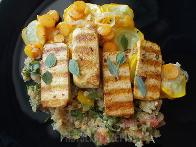 Tofu z grilla z pikantną cukinią i sałatką z amarantusa