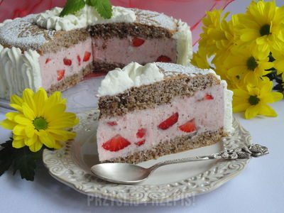 Tort orzechowo-truskawkowy