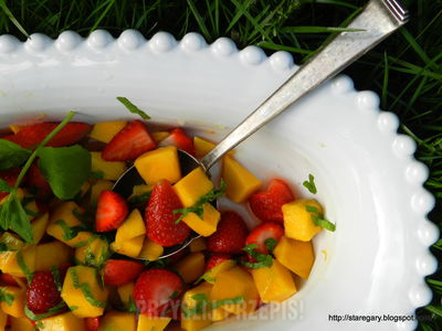 Sałatka owocowa - mango i truskawki