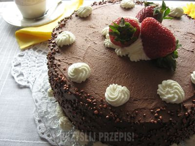 Tort czekoladowy z truskawkami