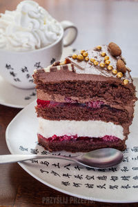 Tort Malinowo-czekoladowa pokusa