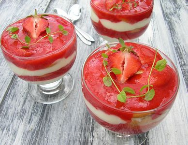 Deser budyniowo-jogurtowy z truskawkami