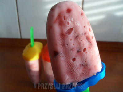 Truskawkowo-jogurtowe lody na patyku