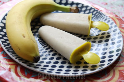 Jogurtowo-bananowe lody na patyku