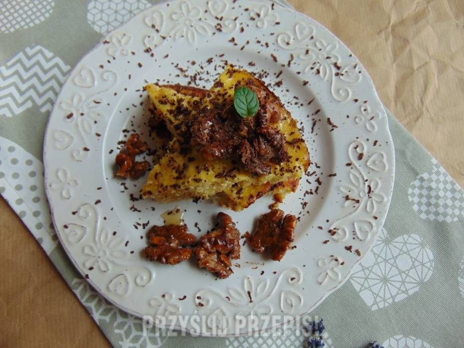 Omlet z komosy ryżowej z miodem lipowym i orzechami włoskimi