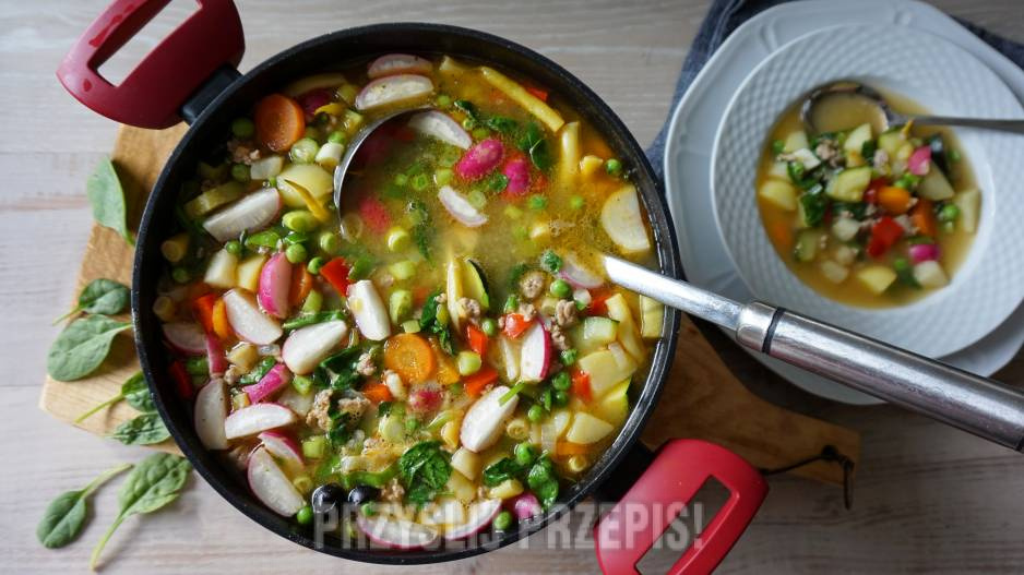 Zupa minestrone z młodych warzyw z mielonym indykiem