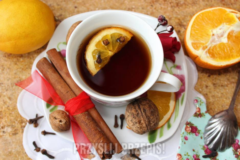Rozgrzewająca herbata z cynamonem, goździkami, pomarańczą i syropem waniliowym