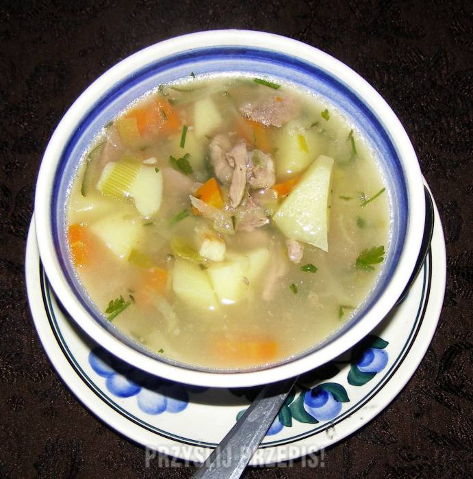 zupa ogórkowa na indyczym mięsie
