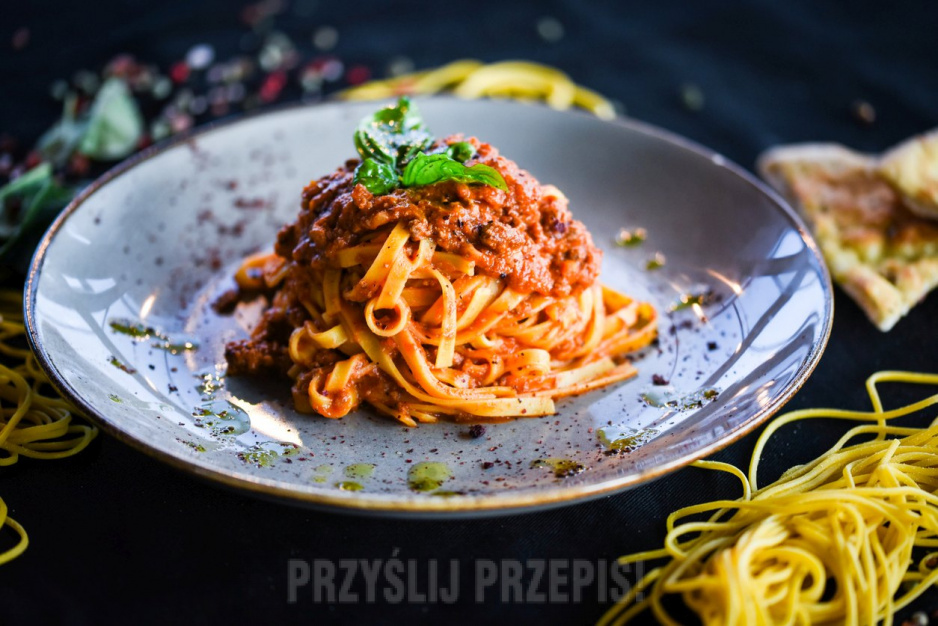 Jaka jest miejscowa nazwa popularnego spaghetti alla bolognese?