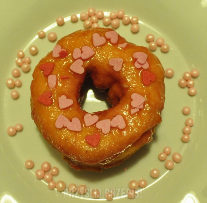 Donutsy waniliowe z malinowym lukrem