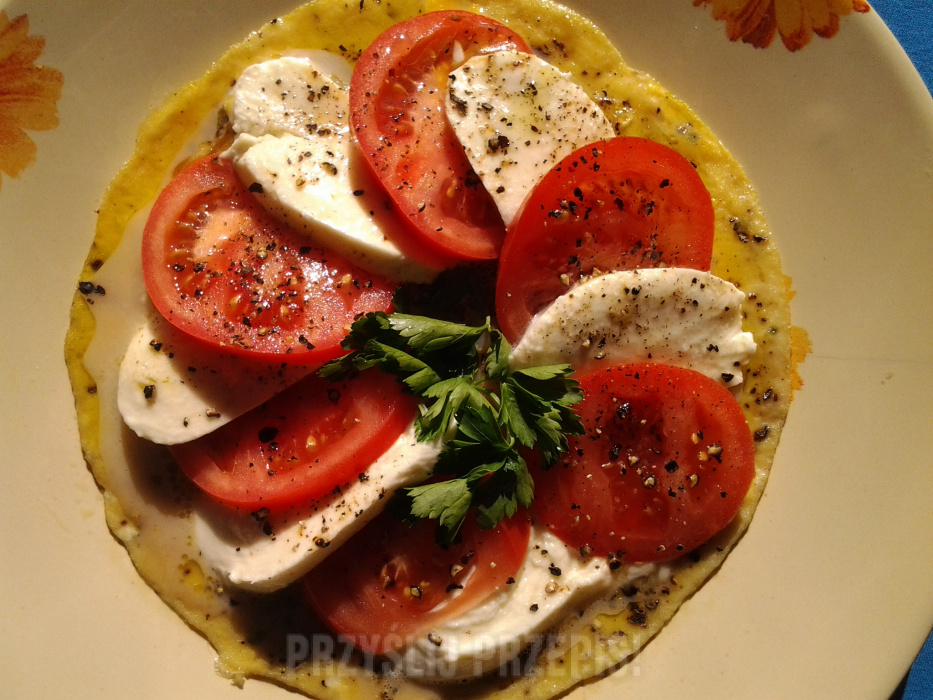 Gotowy omlet caprese