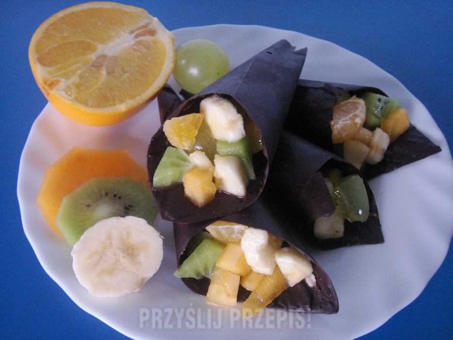 Sałatka owocowa w czekoladowych rożkach - dla dzieci