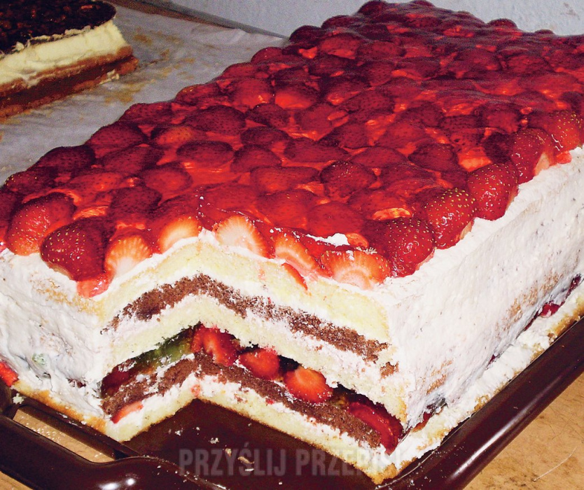 Tort waniliowo-truskawkowy