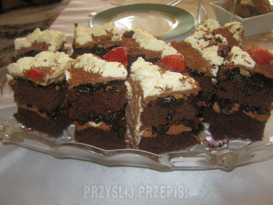 Kawałki ciasta nutella z czekoladą i truskawkami