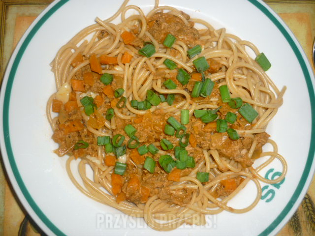 Spaghetti pełnoziarniste z sosem tuńczykowym