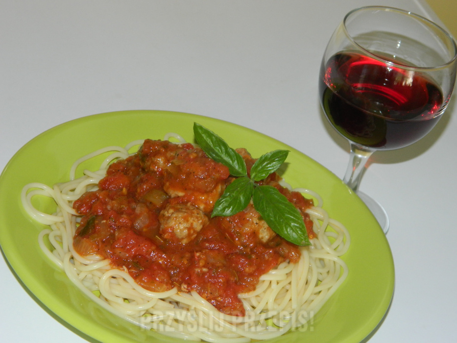 Spaghetti z sosem pomidorowym i pulpecikami