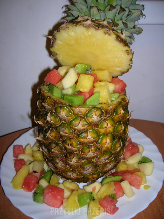 sałatka owocowa podana w ananasie