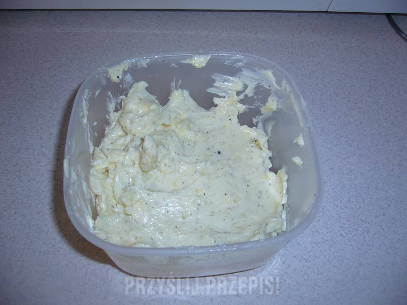 Gotowe masło czosnkowe.