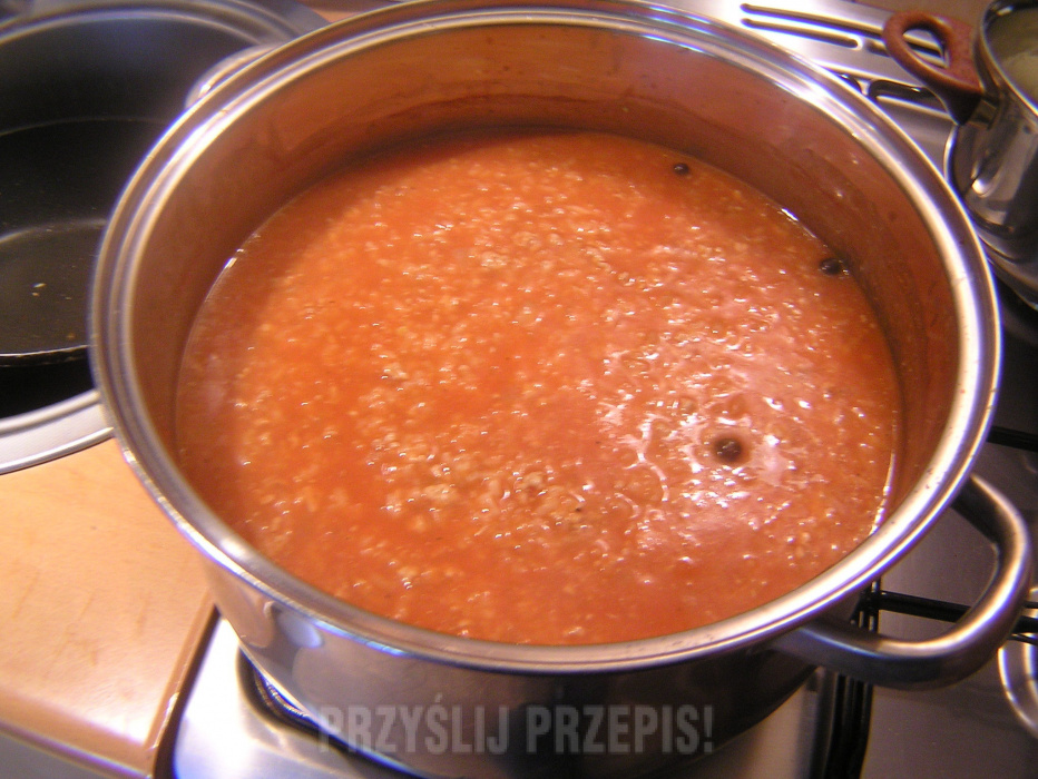 czerwona zupa z ryżem pod koniec gotowania