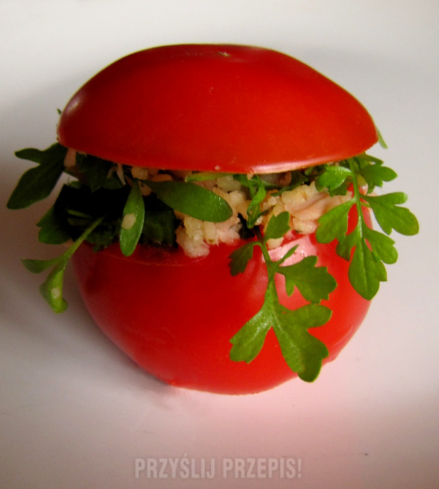 Sałatka z kuskusem i tuńczykiem w pomidorkach