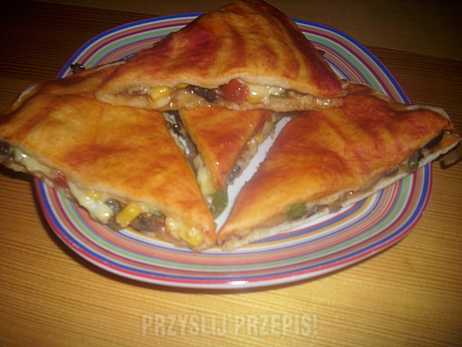 Quritto-smaczna ,dwuwarstwowa pizza.