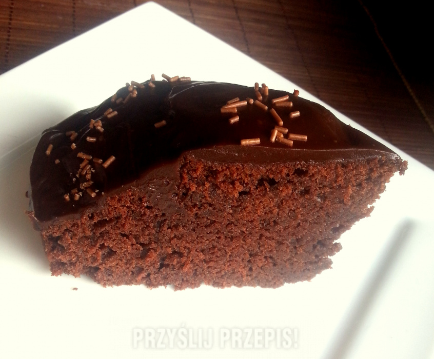 Ciasto czekoladowe z polewą i posypką