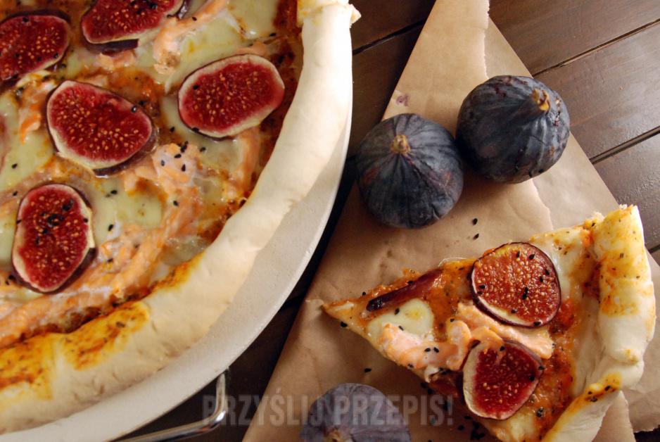 Pizza z figami i łososiem